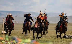 Read more about the article 蒙古族|馬背上的民族服飾文化