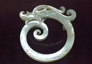 Read more about the article 環形玉龍佩：古代華夏文化的璀璨明珠