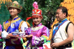 Read more about the article 土族納頓節,一起跳會手、跳面具舞（儺戲）、跳“法拉”（巫），感受節日歡樂氛圍