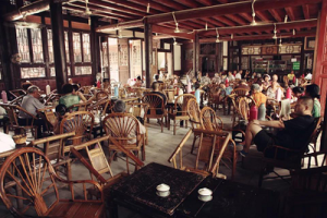 Read more about the article 四川茶館裡的茶文化與閒聊藝術